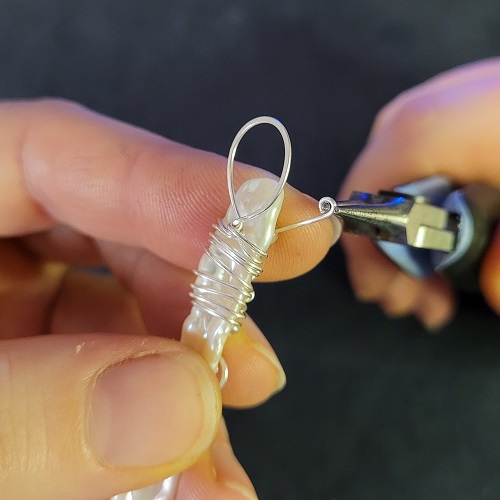 Jennifer Brooks's Glass and Ice Simple Woven Stick Pearl Necklace - , Contemporary Wire Jewelry, Wire Wrapping, Wrapping, Wire Wrapping Jewelry, Center the weaving final bead